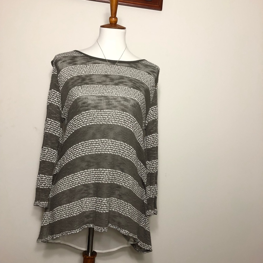 The Limited lightweight sweater in EUC Sz Med
